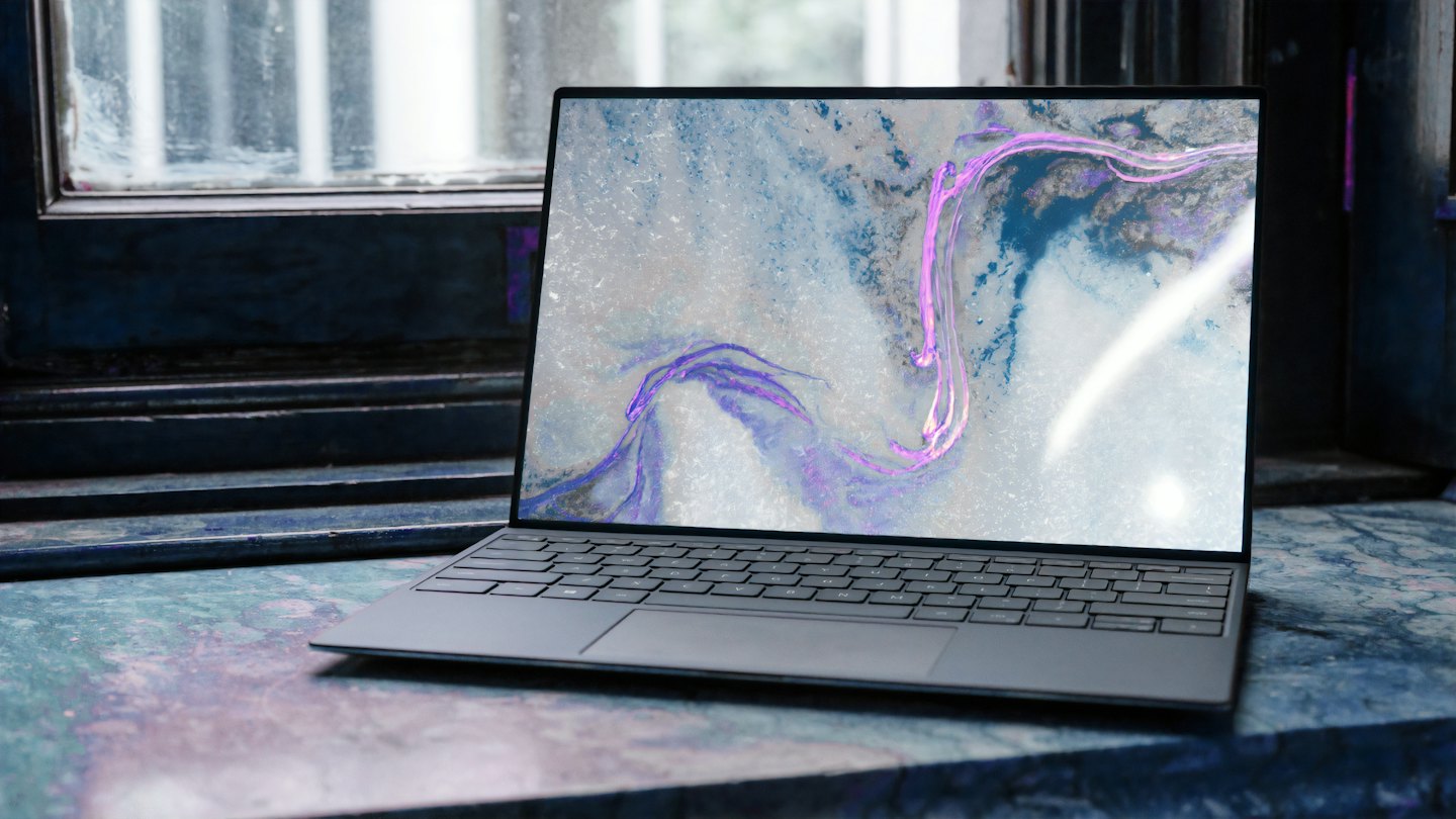 Dator som visar abstrakt konst på en texturerad yta.