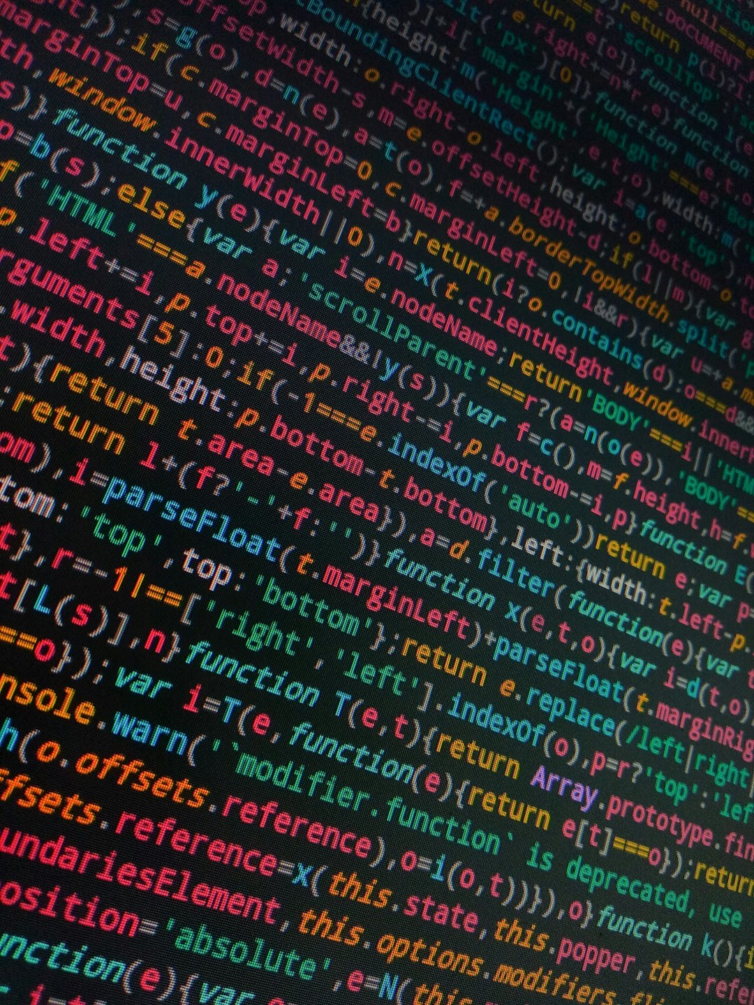Färgglad programmeringskod visas på en mörk datorskärm.