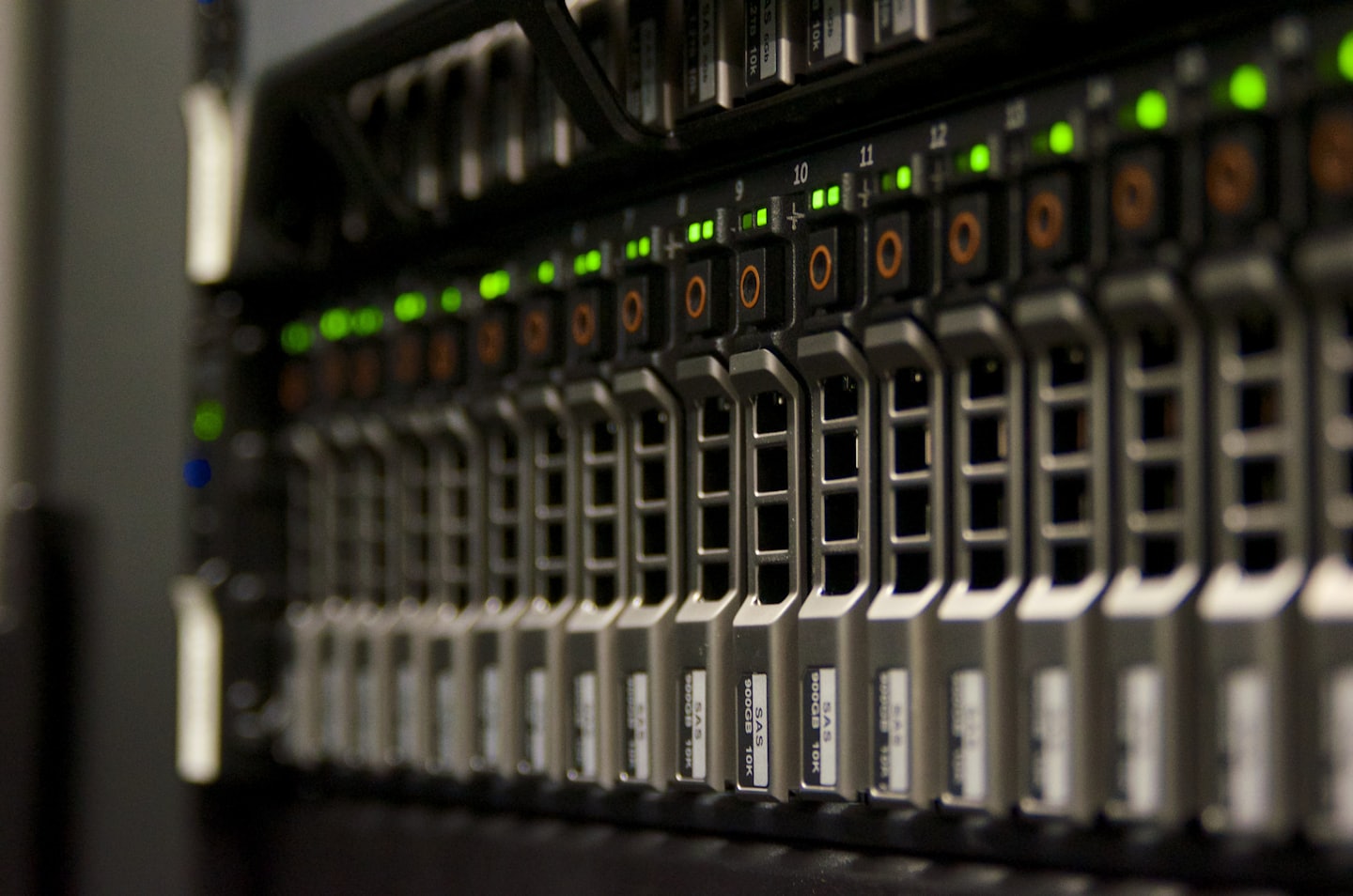 Serverrack med lysande gröna indikatorlampor.